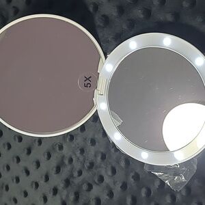 Mirror compact Led 5X Magnification oversized.5"wide flowers on top.& batteries